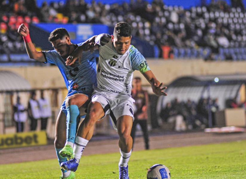 Jugadores de ambos clubes disputando el balón.