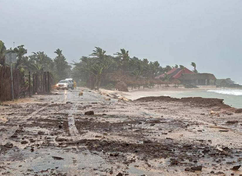 Calle obstruida debido a los daños ocasionados durante la entrada del huracán Berly, en Quintana Roo (México)