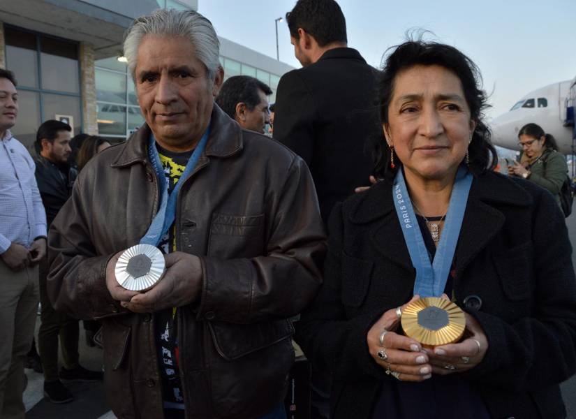 Fausto y Eulalia, padres de Daniel Pintado, sostienen las medallas olímpicas