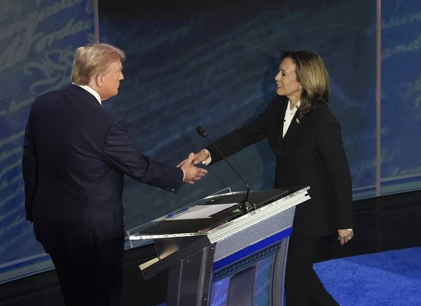 Donadl Trump y Kamala Harris estrechando su mano este martes 10 de septiembre del 2024.