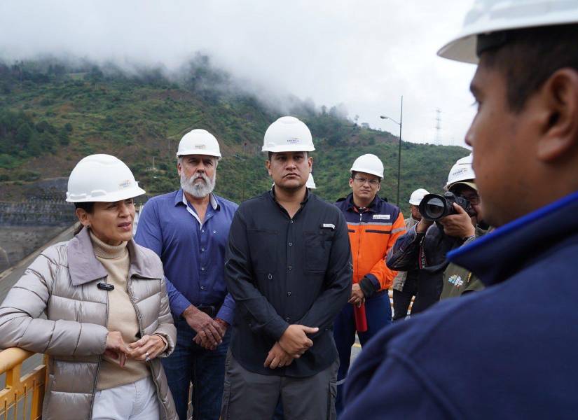 La ministra del Ambiente, Inés Manzano, estuvo en la represa Mazar junto al secretario nacional de Gestión de Riesgos, Jorge Carrillo, y el gobernador del Azuay, Santiago Malo.