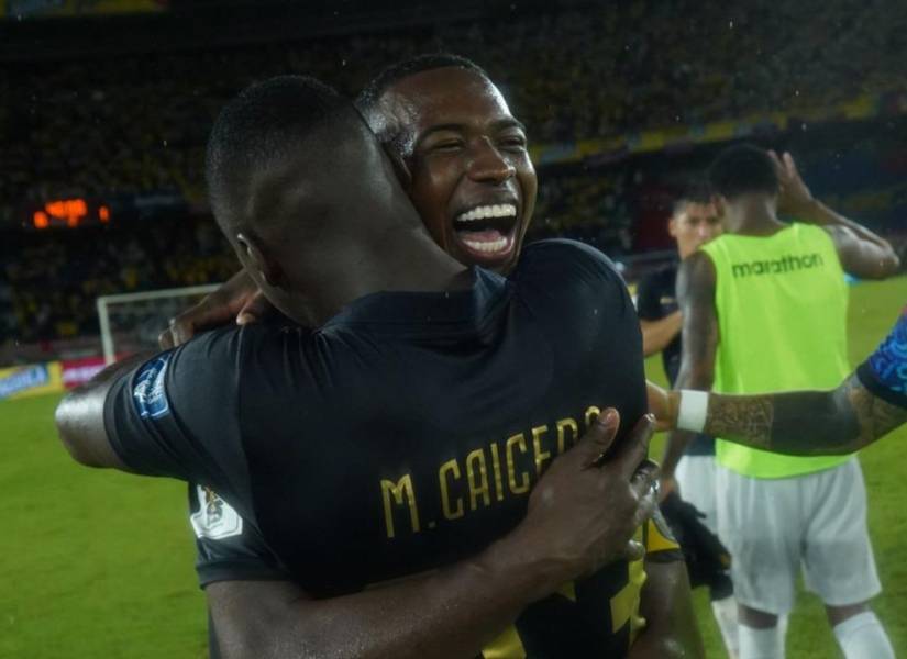 El abrazo de Willian Pacho y Moisés Caicedo tras la victoria de Ecuador, como visitante, contra Colombia.