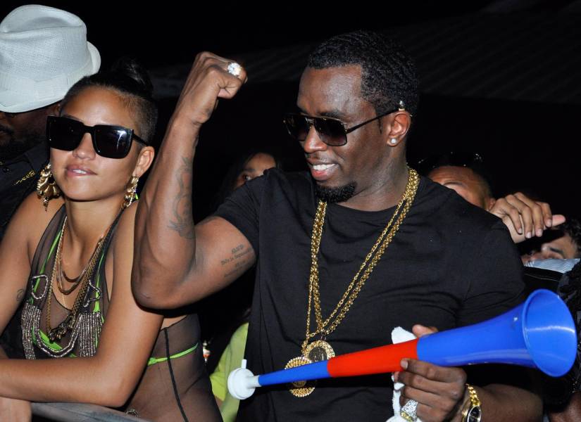 La megaestrella del rap Diddy, que ha estado bajo fuego, luce en la cima del mundo mientras él y su entonces novia Cassie se divierten durante el Bad Boy Sound Clash en Kingston, Jamaica, en enero de 2013.