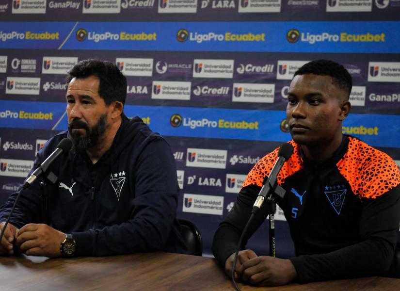 El entrenador de Liga de Quito, Pablo Sánchez, confirmó la salida de Óscar Zambrano.