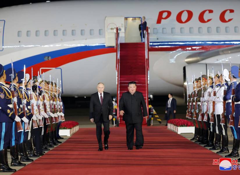 El presidente ruso Vladimir Putin (i) caminando con el líder norcoreano Kim Jong-un