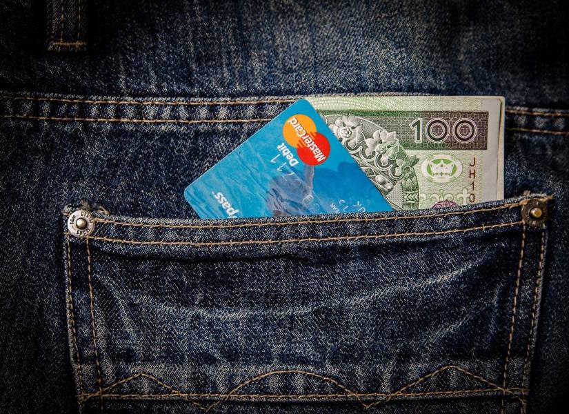Imagen ilustrativa: Dinero y tarjeta en bolsillo.