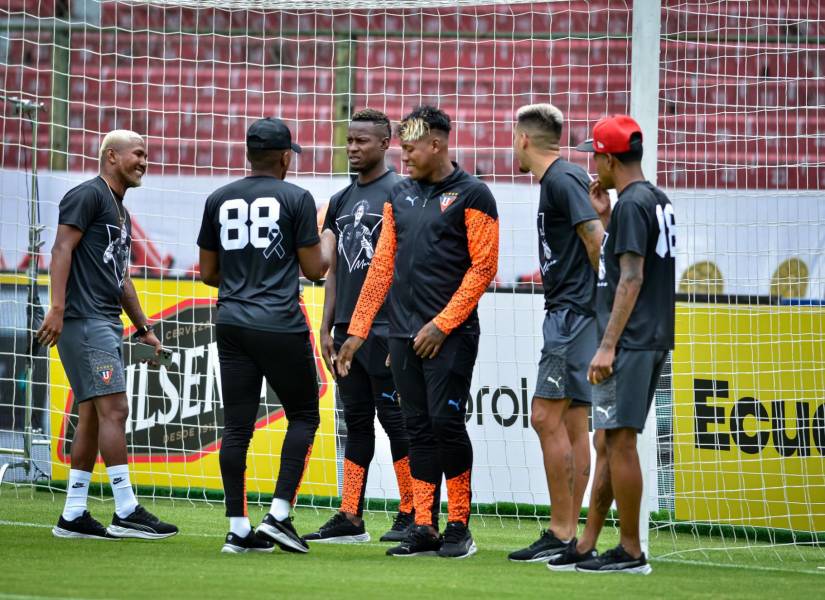 Los jugadores de Liga de Quito usaron la camiseta en homenaje a Marco Angulo.