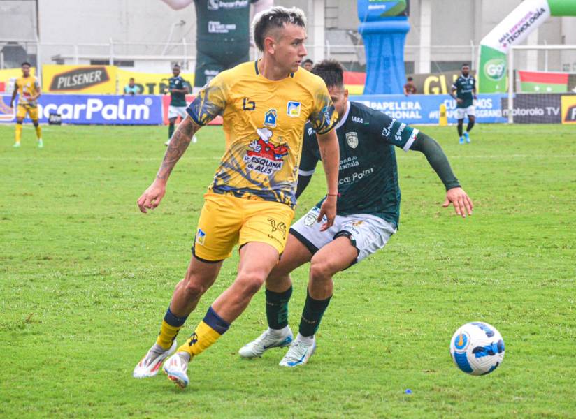 El defensa del Delfín, Ignacio Gariglio, conduce el balón en el duelo ante Orense por la fecha 12 de la Liga Pro