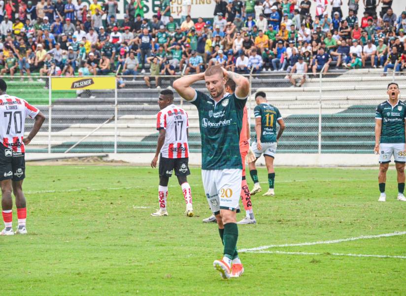 El delantero de Orense, Nicolás Servetto, lamenta la derrota de su equipo ante Técnico Universitario