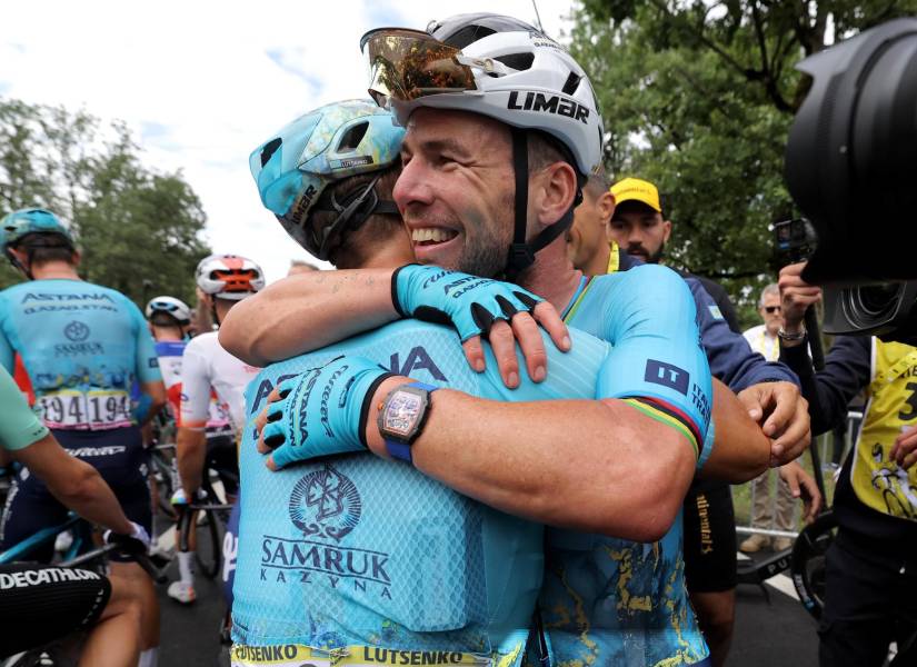 El ciclista británico Mark Cavendish, del Team Astana, celebra con su compañero Alexey Lutsenko después de ganar la quinta etapa del Tour de Francia.