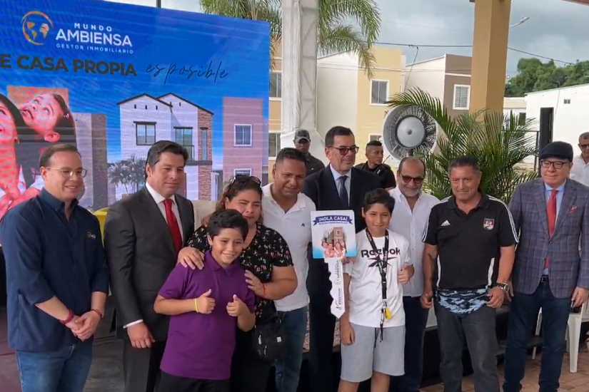 Stefano Ferretti, Diego Cabezas Klaere, Eduardo Peña y Humberto Plaza junto a una familia que acaba de recibir las llaves de su nueva casa de Ambiensa en Chongón, Guayaquil.