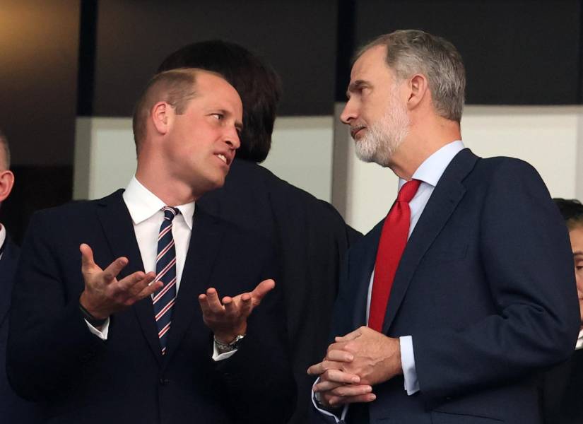 El príncipe William y el Rey Felipe conversando antes de que inicie el partido final de la Eurocopa 2024.