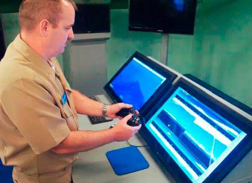 Imagen de un miembro de la Marina de Estados Unidos usando un control de Xbox para un submarino.