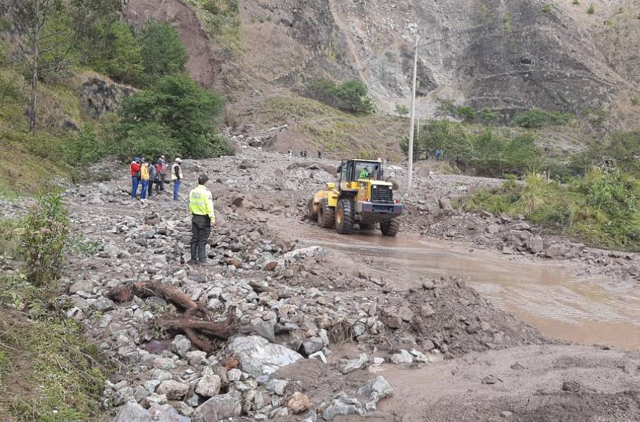Se habilitó parcialmente la vía Loja - Cuenca tras deslizamientos