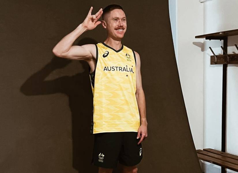 Dawson en la sesión de fotos para los Juegos Olímpicos mostrando su dedo.