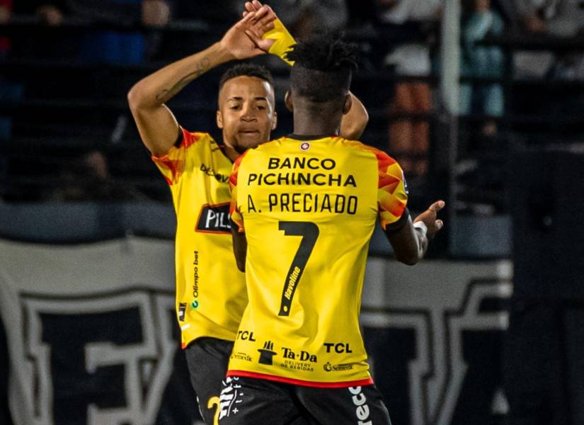 Adonis celebrando el primer gol de su equipo con Byron Castillo.