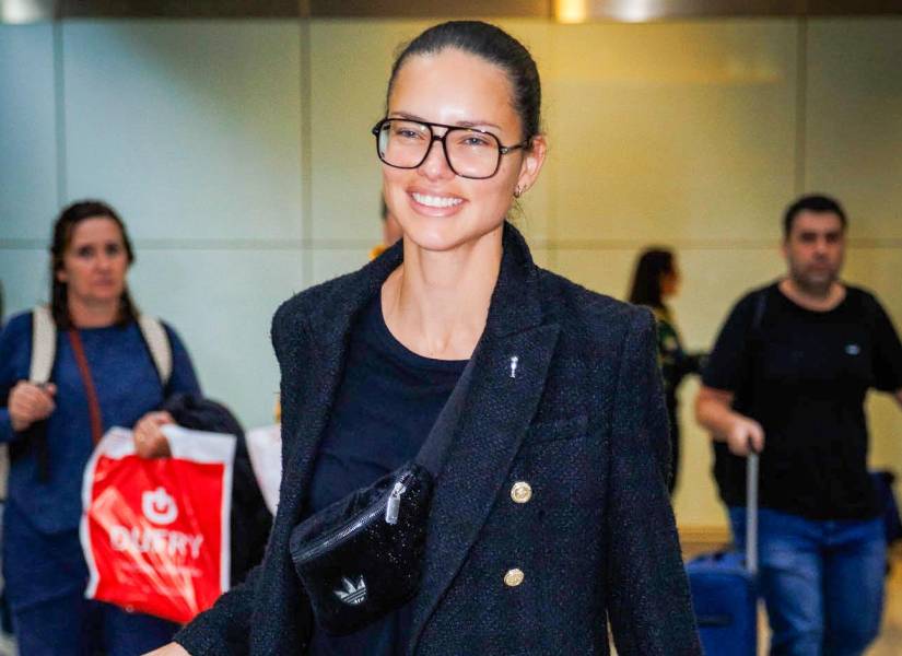 El ángel de Victoria's Secret Adriana Lima fue vista en el Aeropuerto Internacional de Sao Paulo, llamando la atención con su estilo chic y casual de aeropuerto. La supermodelo brasileña, conocida por su trabajo en las pasarelas, mantuvo un perfil bajo mientras se abría paso por la terminal. Pictured: Adriana lima