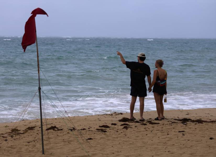 Una pareja observa el oleaje en la Playa de Ocean Park, Puerto Rico