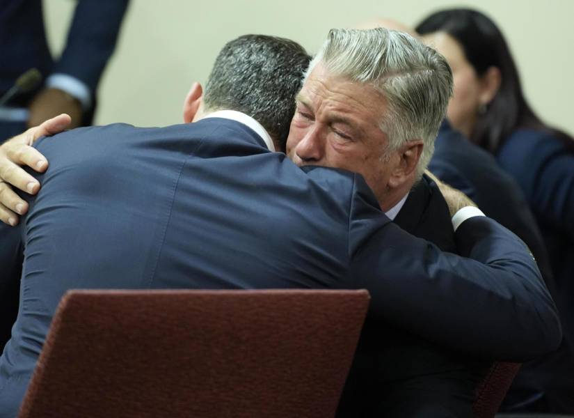 Santa Fe (Estados Unidos), 12/07/2024.- El actor estadounidense Alec Baldwin abraza a su abogado Alex Spiro (L) al concluir su juicio por homicidio involuntario en el Tribunal de Distrito del Condado de Santa Fe en Santa Fe, Nuevo México, EE.UU. 12 de julio de 2024.