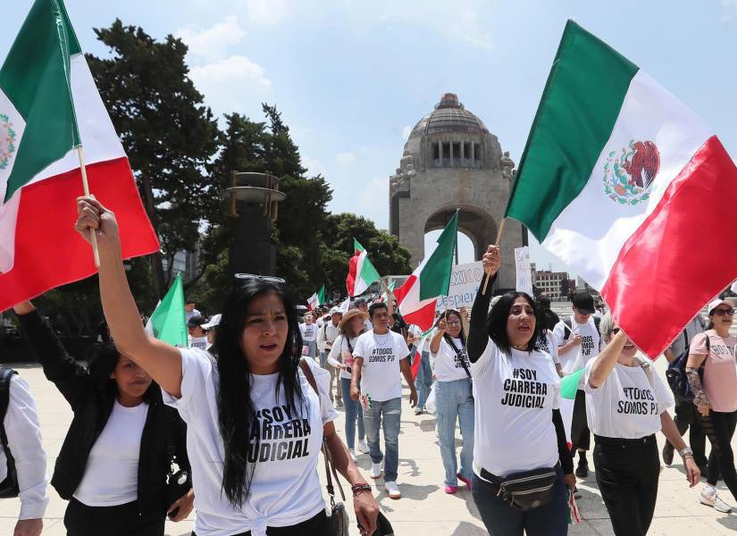 Trabajadores del poder judicial protestan en contra de la reforma impulsada por el oficialismo, este domingo en Ciudad de México.