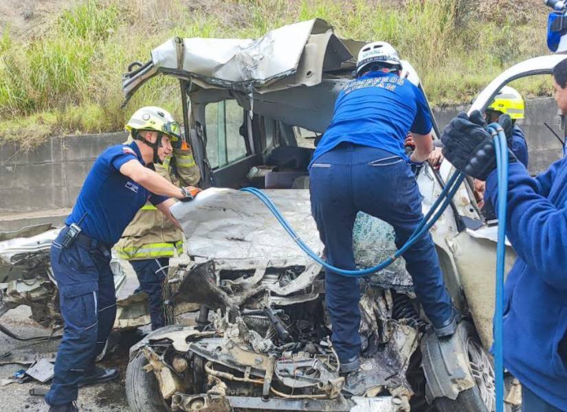 Bomberos realizan labores de extricación.