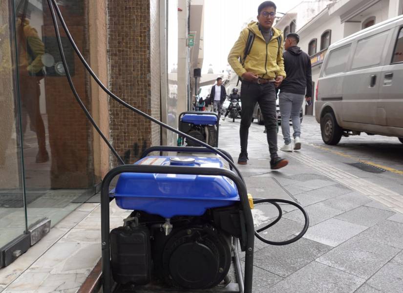 En el Centro Histórico de Cuenca muchos negocios funcionan con generadores de electricidad.