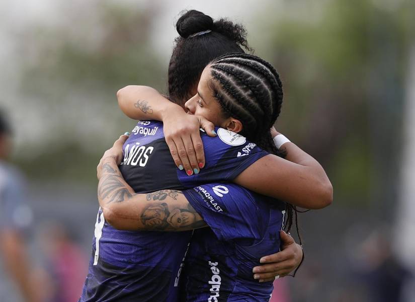 Claudia Elena Roldán (d) de Independiente celebra un gol de este miércoles, en un partido de la Copa Libertadores Femenina