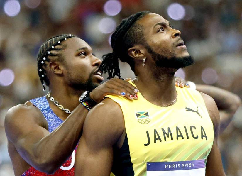 Kishane Thompson (R) de Jamaica y Noah Lyles de los EE.UU. Miran los resultados en la pantalla del estadio después de la final masculina de 100 m de las competiciones de atletismo en los Juegos Olímpicos de París 2024 , en el estadio Stade de France en Saint Denis, Francia, 04 de agosto de 2024. Lyles ganó la carrera, Thompson quedó segundo.