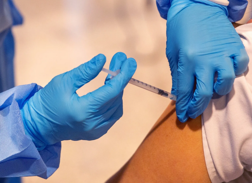 Datos de la Organización Mundial de la Salud (OMS) indican un descenso en la vacunación contra el covid-19 a nivel global.