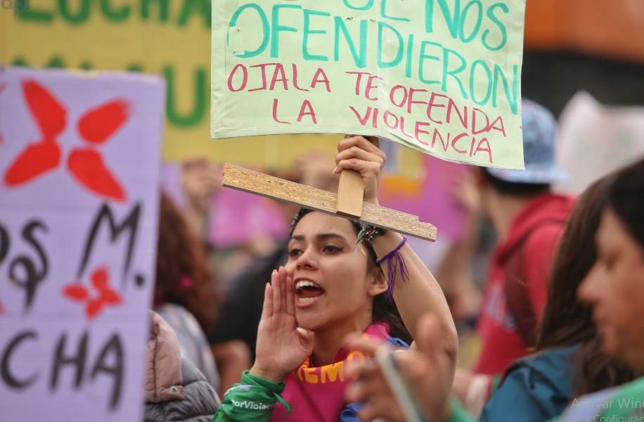 Latinoamérica, hastiada de feminicidios, protesta al unísono