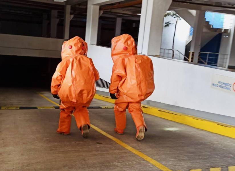 Los bomberos utilizaron trajes especiales.