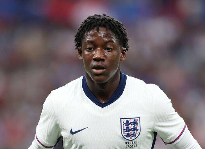 Kobbie Mainoo en un partido con la Selección de Inglaterra