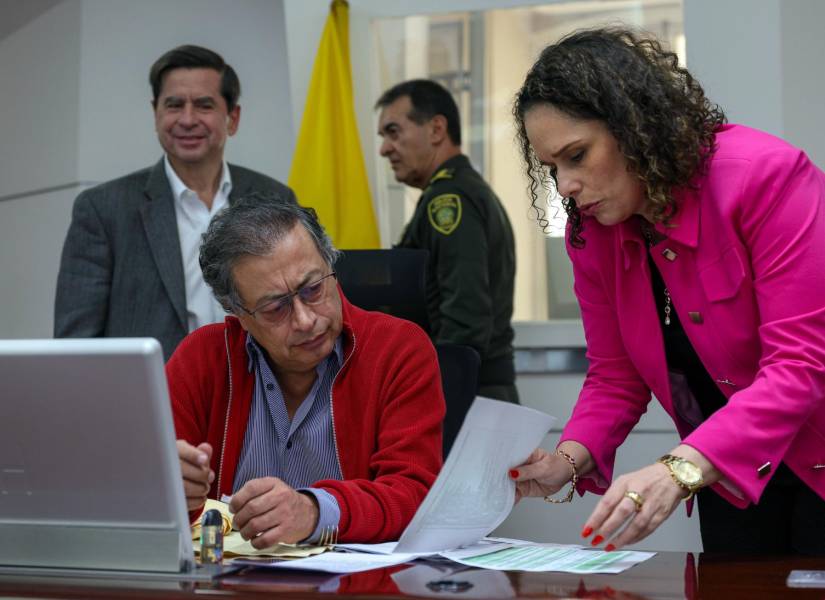 El mandatario Gustavo Petro, con la ministra de transporte, María Constanza García, y el ministro del Interior, Juan Fernando Cristo,