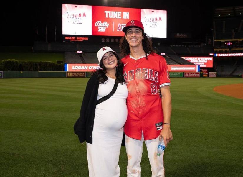 Foto de archivo de Vanessa Hudgens junto a su pareja Cole Trucker