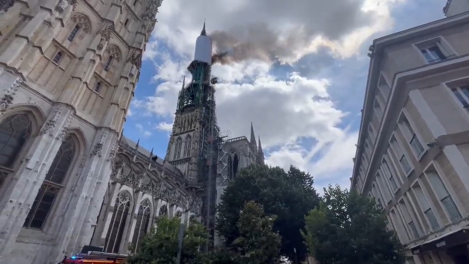 Incendio en la Catedral Gótica de Rouen en Francia