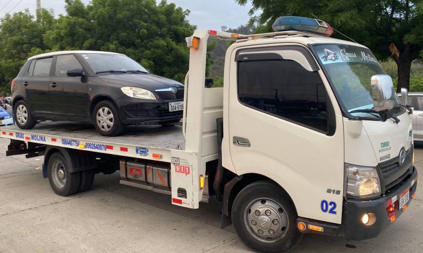 Dos grúas tuvieron que llevarse los carros a los patios de la Policía Judicial.