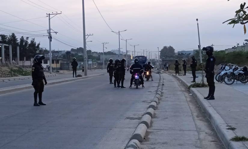 Policías realizan un operativo este jueves 21 de setiembre en el sector de La Ladrillera, en el noroeste de Guayaquil.