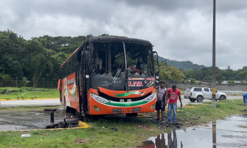 Un bus fue quemado en la terminal terrestre.