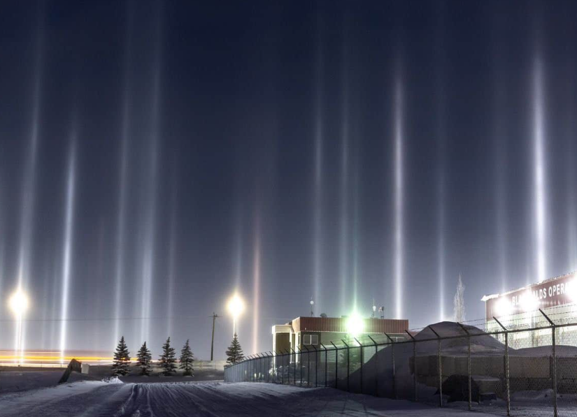 Pilares de luz en Alberta, Canadá.