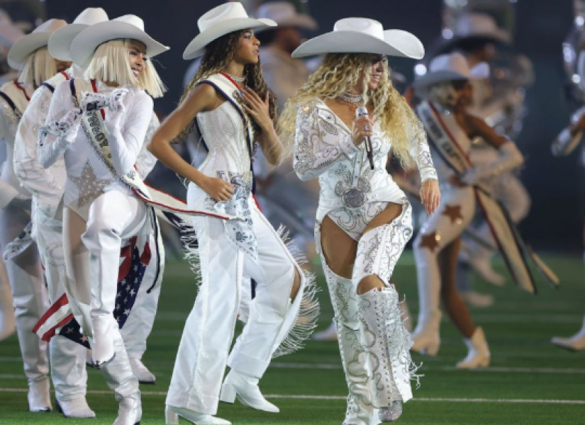 Blue Ivy y Beyoncé en el espectáculo de medio tiempo de la NFL.