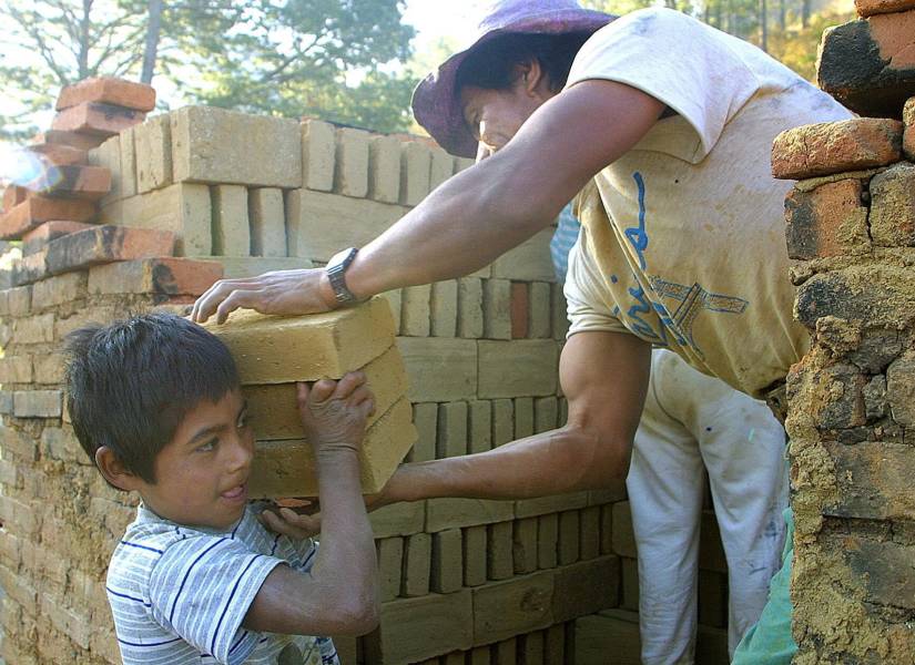 Niños indígenas mexicanos, de Oaxaca, que viven en extrema pobreza, trabajan en la elaboración de tabique.