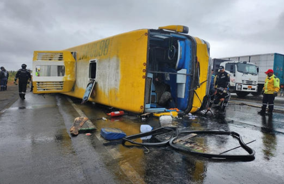 22 personas quedaron heridas tras volcamiento de bus en vía Guayaquil-Salinas