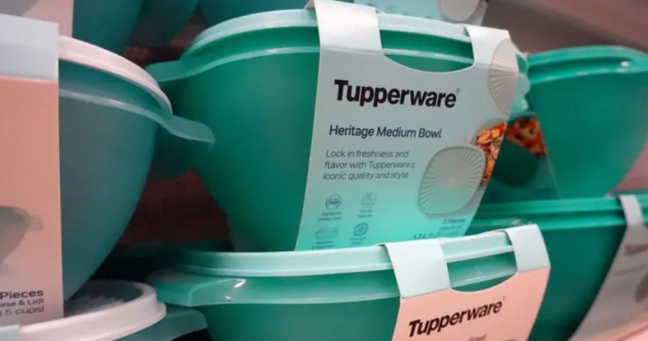 Tupperware se declara en bancarrota: cómo se derrumbó la histórica marca de recipientes de comida