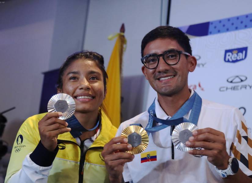 Lucía Yépez y Daniel Pintado, medallistas olímpicos de París 2024, a su arribo a Guayaquil.