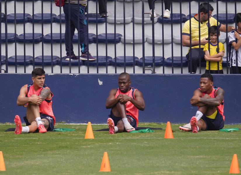 Los titulares de Ecuador ante Bolivia estiraron en el entrenamiento.