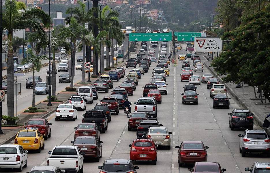Bus averiado en pleno puente al norte de Guayaquil, causó tráfico y temor entre conductores