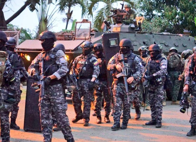 Imagen de la Policía ingresando a la Penitenciaría del Litoral