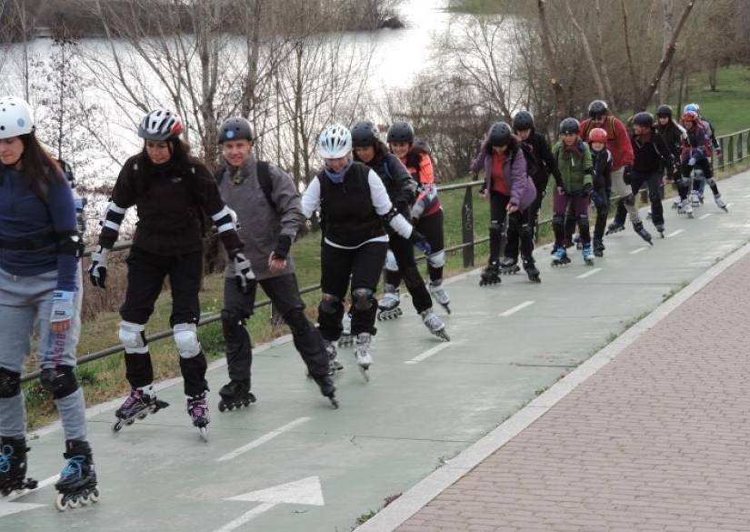 Personas patinando.