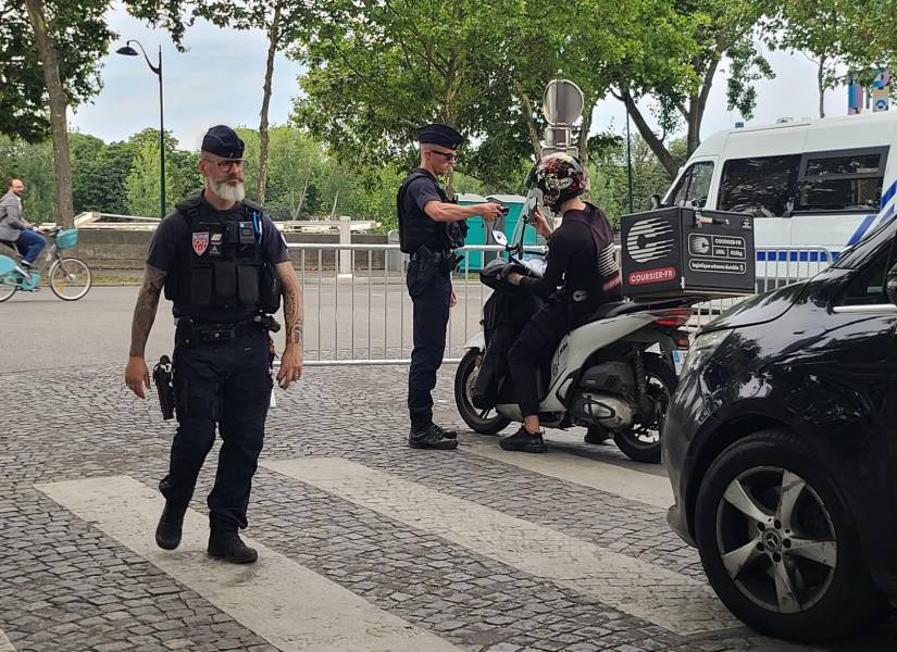 Policías paran el tráfico y a peatones en las inmediaciones del río Sena en París.