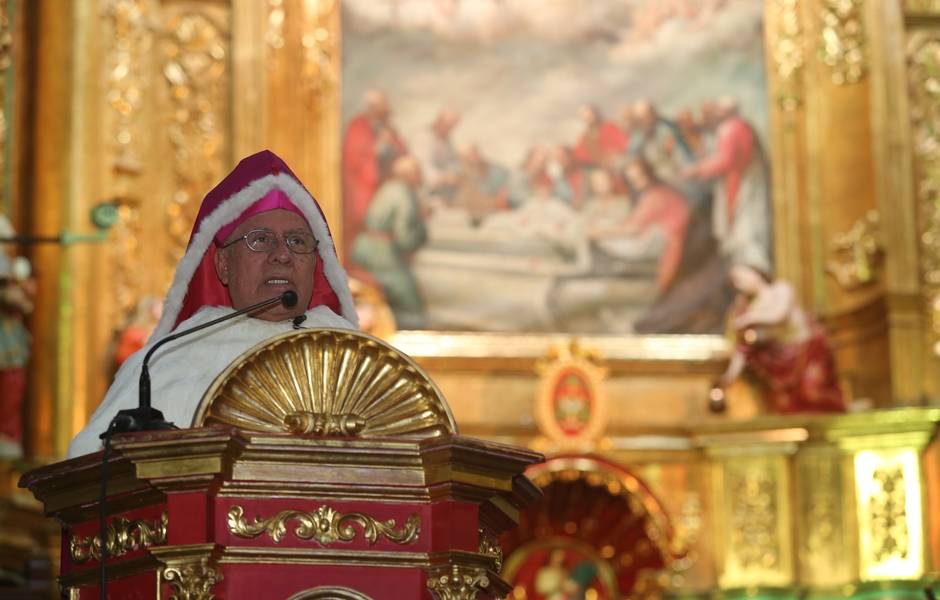 El tradicional Arrastre de Caudas congregó a cientos de fieles en Quito